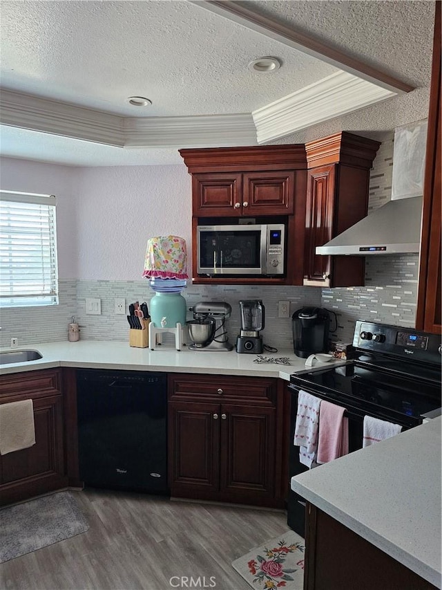 24377 Larchmont Ct Unit 32, Laguna Hills, CA 92653 - kitchen featuring black appliances, a textured ceiling, crown molding, light wood-style floors, and decorative backsplash