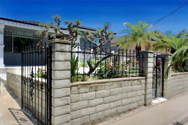 1526 Lakme Ave, Wilmington, CA 90744 - view of gate