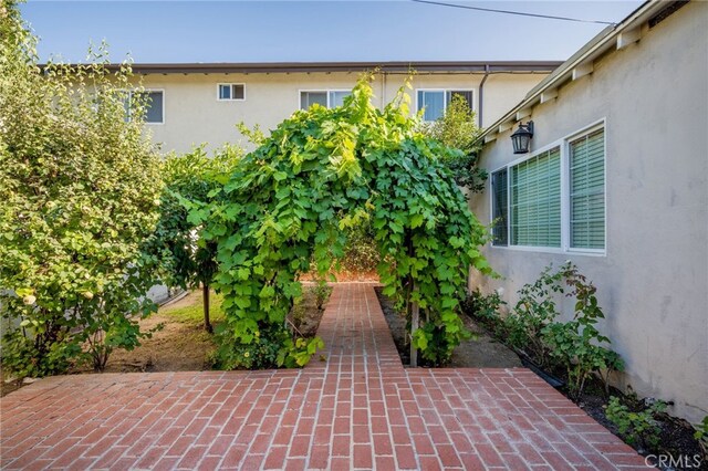 1038 N Columbus Ave, Glendale, CA 91202 - view of patio