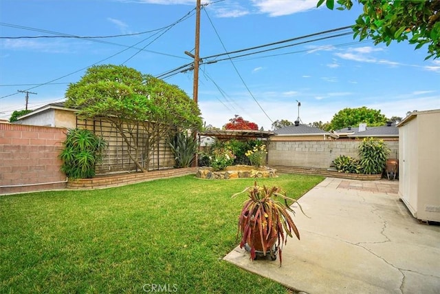 6014 Eckleson St, Lakewood, CA 90713 - fenced backyard with a patio