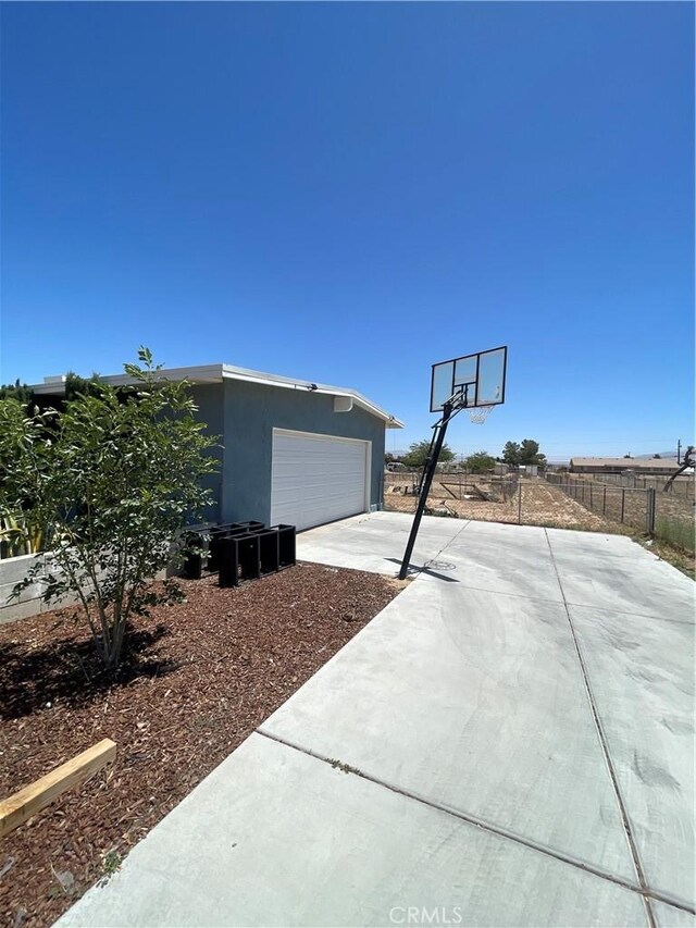 10623 4th Ave, Hesperia, CA 92345 - view of patio with driveway