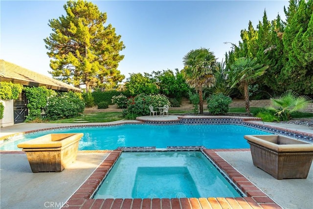 5908 Alleppo Ln, Palmdale, CA 93551 - view of swimming pool featuring a pool with connected hot tub