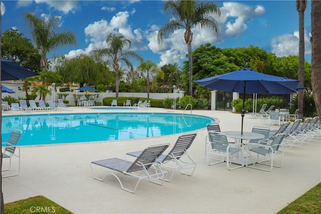 10 Mann St, Irvine, CA 92612 - community pool with a patio