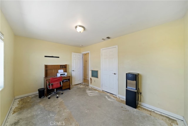 58706 Buena Vista Dr, Yucca Valley, CA 92284 - office area with concrete flooring and baseboards