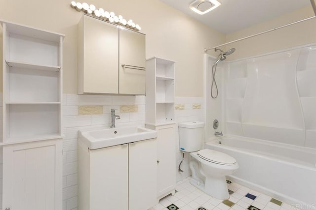 1811 E Grand Ave Unit 162, Escondido, CA 92027 - full bath featuring washtub / shower combination, vanity, and tile patterned flooring