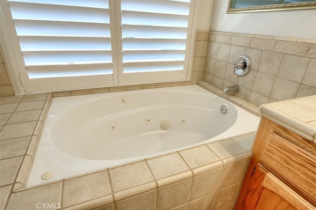 47003 Lookout Mountain Dr, Coarsegold, CA 93614 - full bathroom with a whirlpool tub