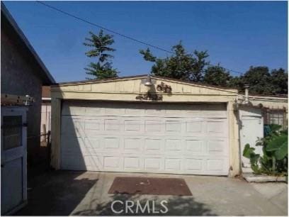 7223 Holmes Ave, Los Angeles, CA 90001 - view of garage