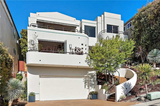 970 Quivera St, Laguna Beach, CA 92651 - art deco inspired home with a garage, stucco siding, and concrete driveway
