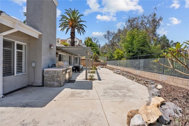 3891 Hunters Grove Ct, Moorpark, CA 93021 - fenced backyard with an outdoor kitchen and a patio