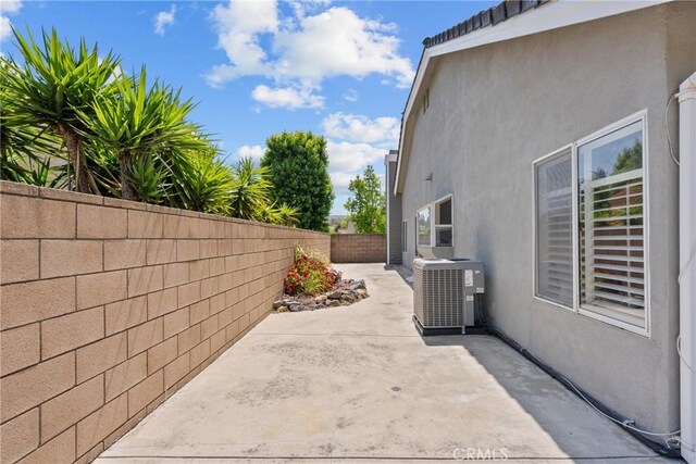 3891 Hunters Grove Ct, Moorpark, CA 93021 - fenced backyard featuring a patio