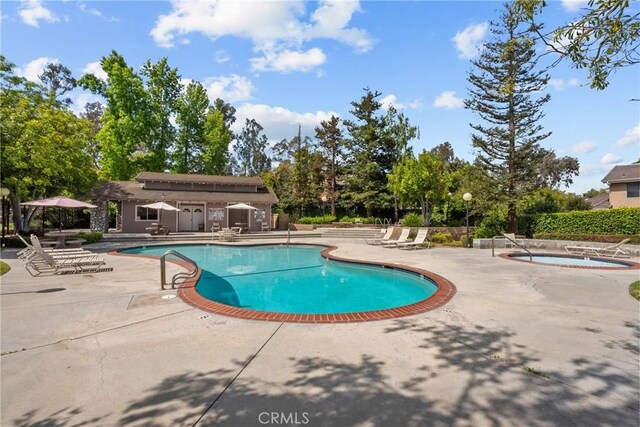 3891 Hunters Grove Ct, Moorpark, CA 93021 - community pool featuring a patio, a hot tub, and an outdoor structure