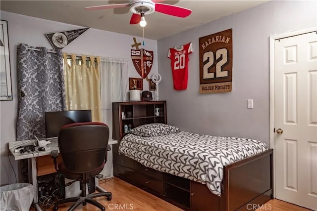 616 E Lomita Ave, Glendale, CA 91205 - bedroom with light wood finished floors, a desk, and a ceiling fan