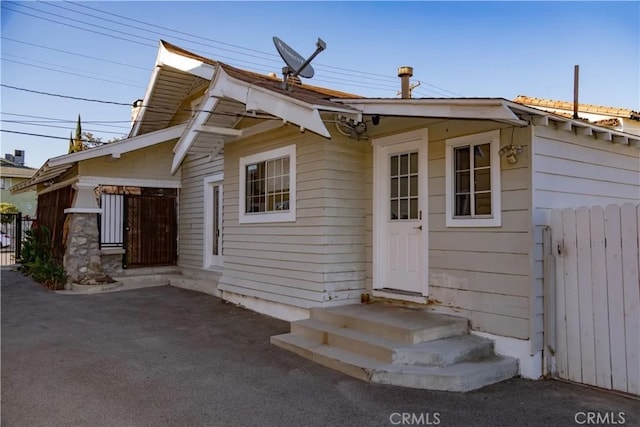 616 E Lomita Ave, Glendale, CA 91205 - bungalow-style home with a patio area