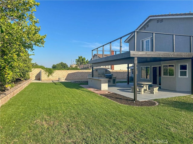 1534 W Summerset Dr, Rialto, CA 92377 - fenced backyard featuring area for grilling and a patio