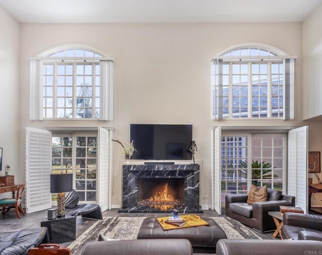 7487 Via De Fortuna, Carlsbad, CA 92009 - living room with a towering ceiling and a high end fireplace