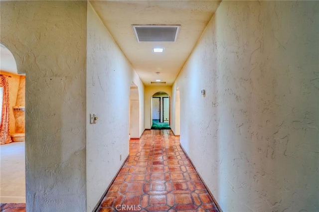 2033 Benbow Pl, Riverside, CA 92506 - hallway featuring arched walkways and a textured wall
