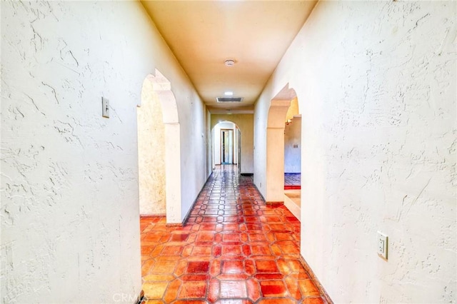 2033 Benbow Pl, Riverside, CA 92506 - corridor featuring arched walkways and a textured wall