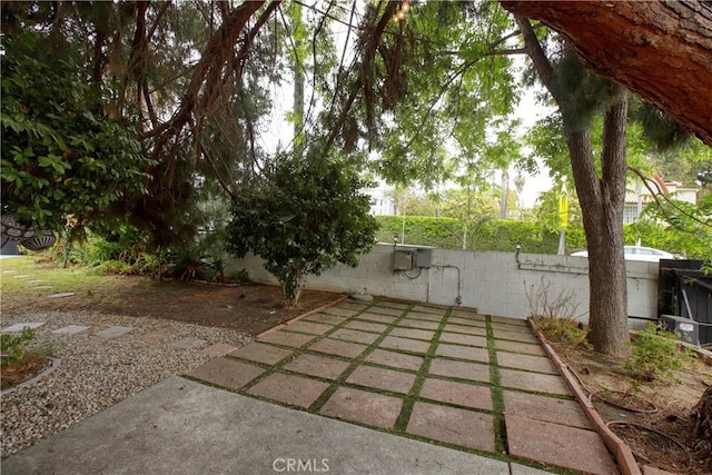 738 S Norton Ave, Los Angeles, CA 90005 - view of yard with a patio