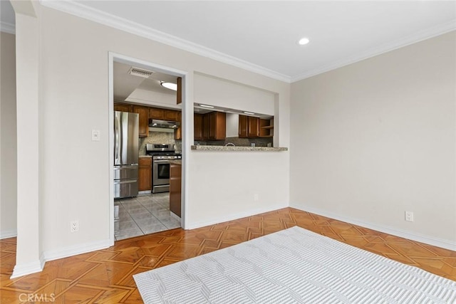 635 E Elmwood Ave Unit 307, Burbank, CA 91501 - unfurnished room with crown molding and recessed lighting