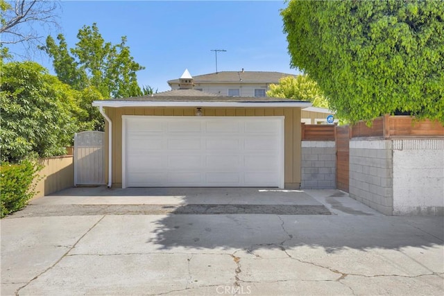 929 E Marshall Pl, Long Beach, CA 90807 - detached garage featuring a gate
