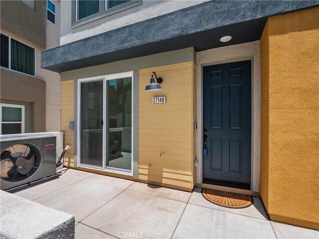27148 Valley Oak Pl, Valencia, CA 91381 - doorway to property with stucco siding