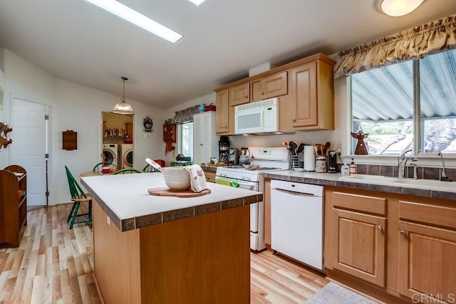 1750 W Citracado Pkwy Unit 157, Escondido, CA 92029 - kitchen featuring white appliances, washing machine and clothes dryer, lofted ceiling, light wood-type flooring, and a kitchen island