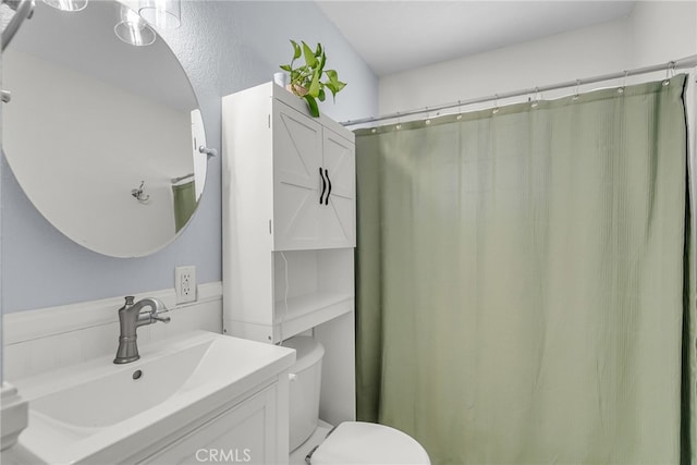 10480 Bryan St, Riverside, CA 92505 - full bath featuring vanity and a shower with curtain