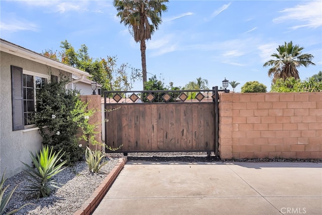 10480 Bryan St, Riverside, CA 92505 - gate featuring a patio