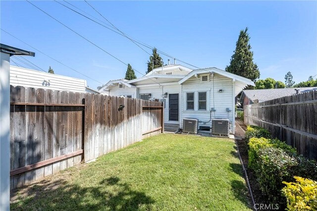 341 W Whiting Ave W, Fullerton, CA 92832 - back of property featuring a fenced backyard