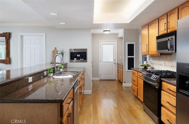 18921 Silver Maple Way N, Tustin, CA 92705 - kitchen with stainless steel appliances, tasteful backsplash, light wood-type flooring, dark stone counters, and recessed lighting