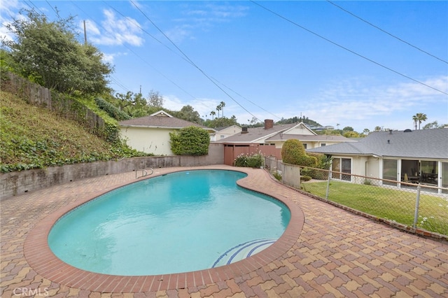 10868 Willowcrest Pl, Studio City, CA 91604 - view of swimming pool featuring a fenced backyard