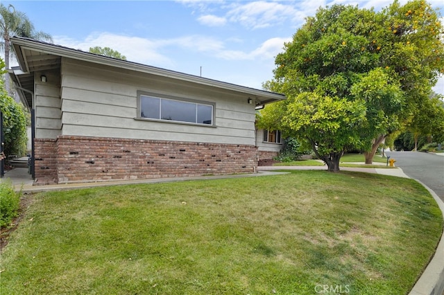 10868 Willowcrest Pl, Studio City, CA 91604 - view of front of home featuring brick siding and a front lawn