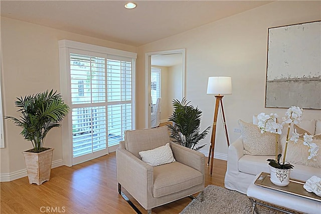 1681 Tam Oshanter Rd Unit 10C M12, Seal Beach, CA 90740 - living area featuring plenty of natural light, light wood finished floors, recessed lighting, and vaulted ceiling