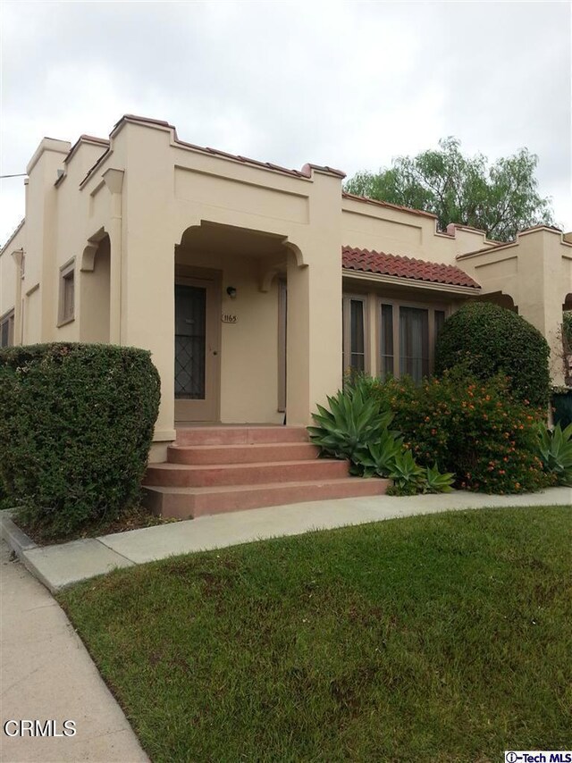 1165 N Lake Ave, Pasadena, CA 91104 - view of front of property with stucco siding, a front lawn, and a tile roof