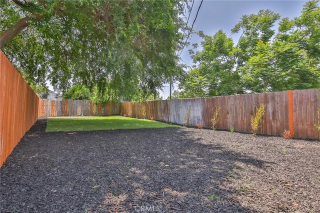 1962 E 114th St, Los Angeles, CA 90059 - view of fenced backyard