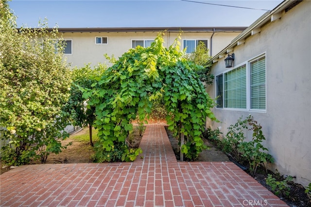 1038 N Columbus Ave, Glendale, CA 91202 - view of patio