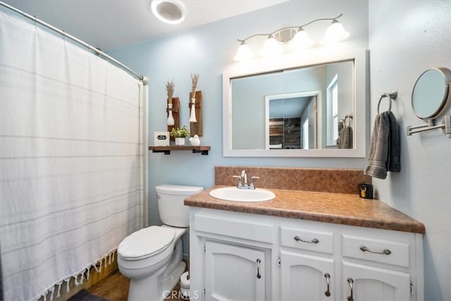 7635 Sombrilla Ave, Atascadero, CA 93422 - full bath with vanity and curtained shower