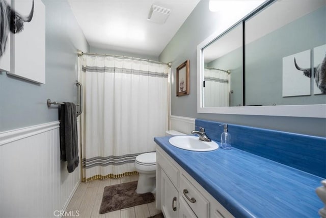 7635 Sombrilla Ave, Atascadero, CA 93422 - bathroom featuring a wainscoted wall, vanity, wood finished floors, and a shower with curtain
