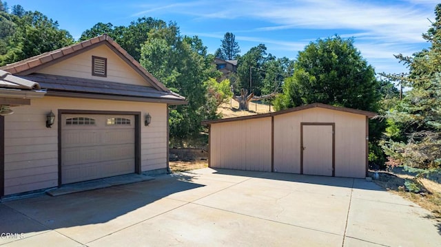 30100 Sunland Way, Tehachapi, CA 93561 - detached garage featuring a shed and view of scattered trees