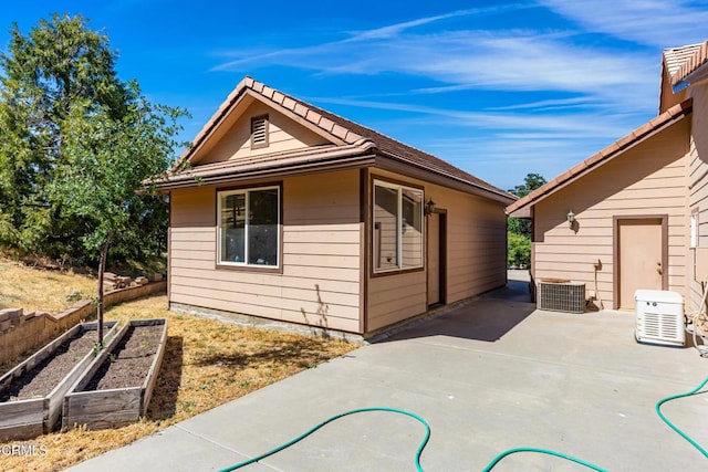 30100 Sunland Way, Tehachapi, CA 93561 - view of side of property with a garden and a patio area