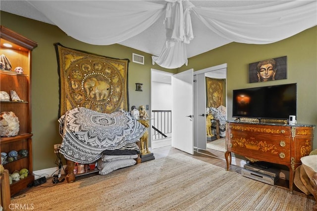 1943 Horseshoe Cir, Placentia, CA 92870 - sitting room with an upstairs landing and lofted ceiling