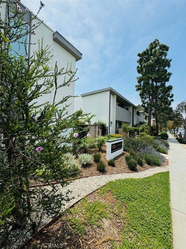4723 La Villa Marina Unit F, Marina Del Rey, CA 90292 - view of side of property with stucco siding
