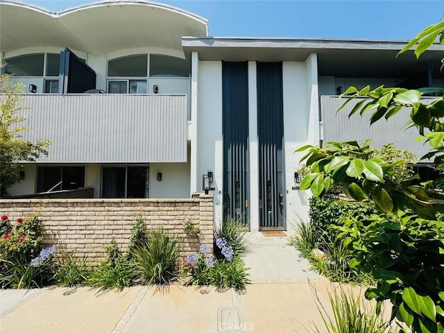 4723 La Villa Marina Unit F, Marina Del Rey, CA 90292 - doorway to property featuring stucco siding