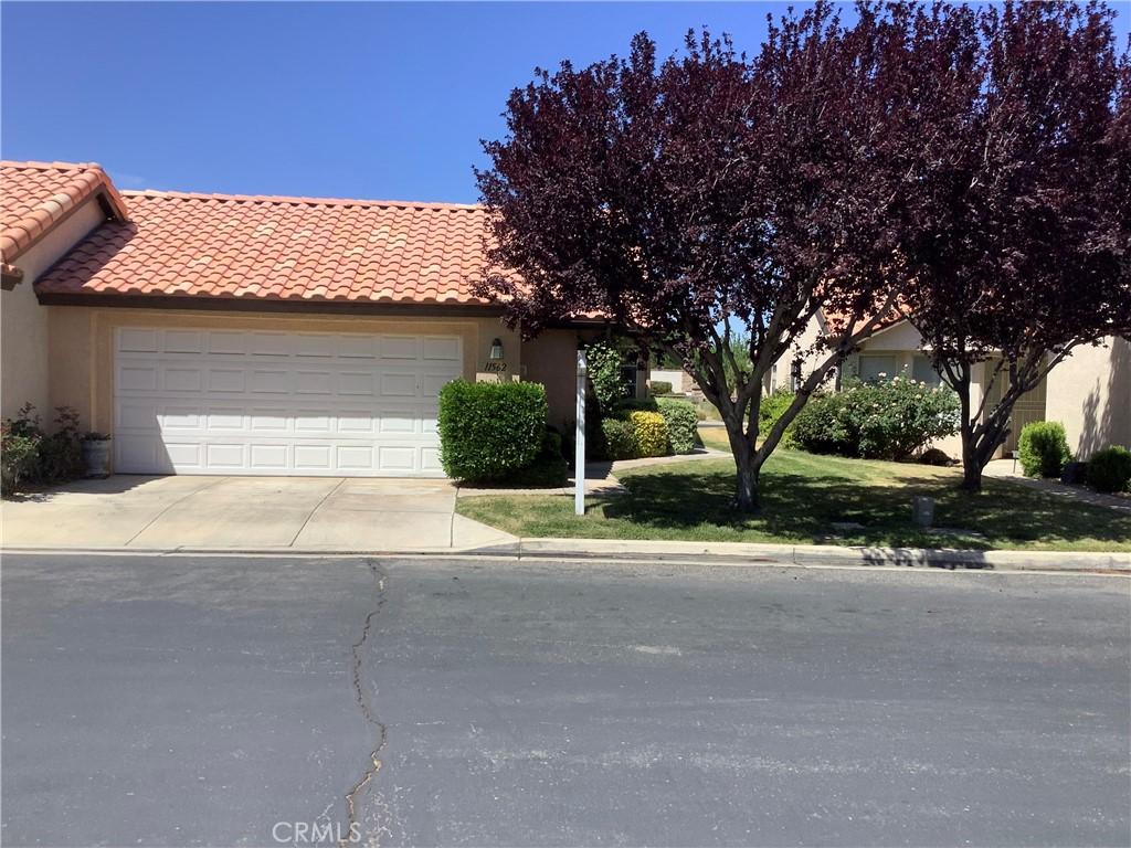 11562 Oak St, Apple Valley, CA 92308 - photo 1