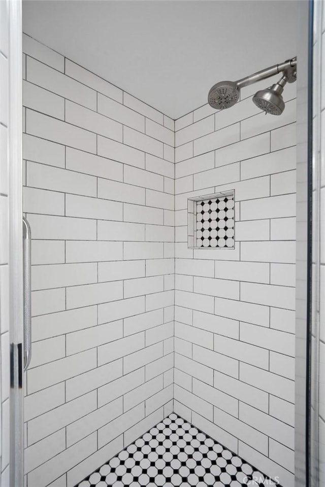 2458 W Marian Ave, Anaheim, CA 92804 - bathroom with a tile shower