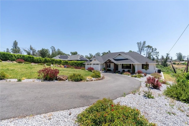 212 Valley View Dr, Paradise, CA 95969 - ranch-style house with a garage, a front lawn, and asphalt driveway