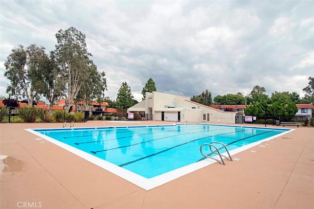 2811 Via Topacio, Carlsbad, CA 92010 - community pool with a patio