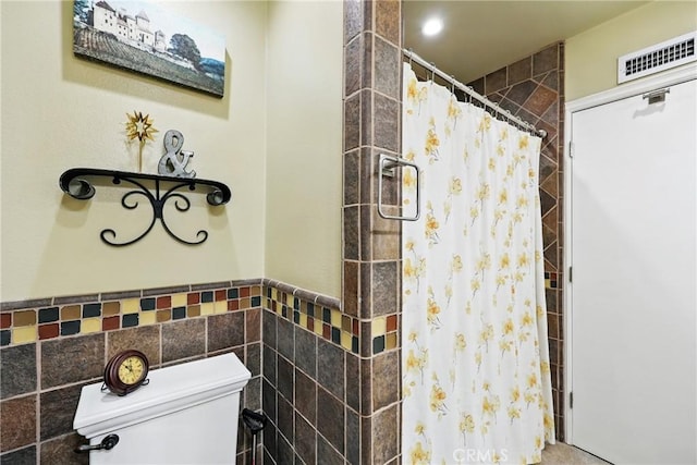 7604 Forest Ave, Whittier, CA 90602 - bathroom with tile walls, tiled shower, and recessed lighting