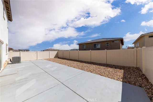 10757 Morgan Ct, Hesperia, CA 92345 - fenced backyard with a patio