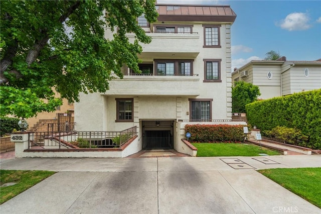 432 S Hamel Rd Unit 302, Los Angeles, CA 90048 - multi unit property with stucco siding, a standing seam roof, a fenced front yard, driveway, and a gate